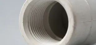 Detalle de la rosca interior de una conexión PVC